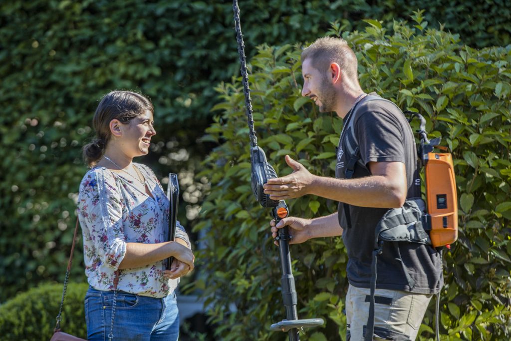 deux personnes qui discutent