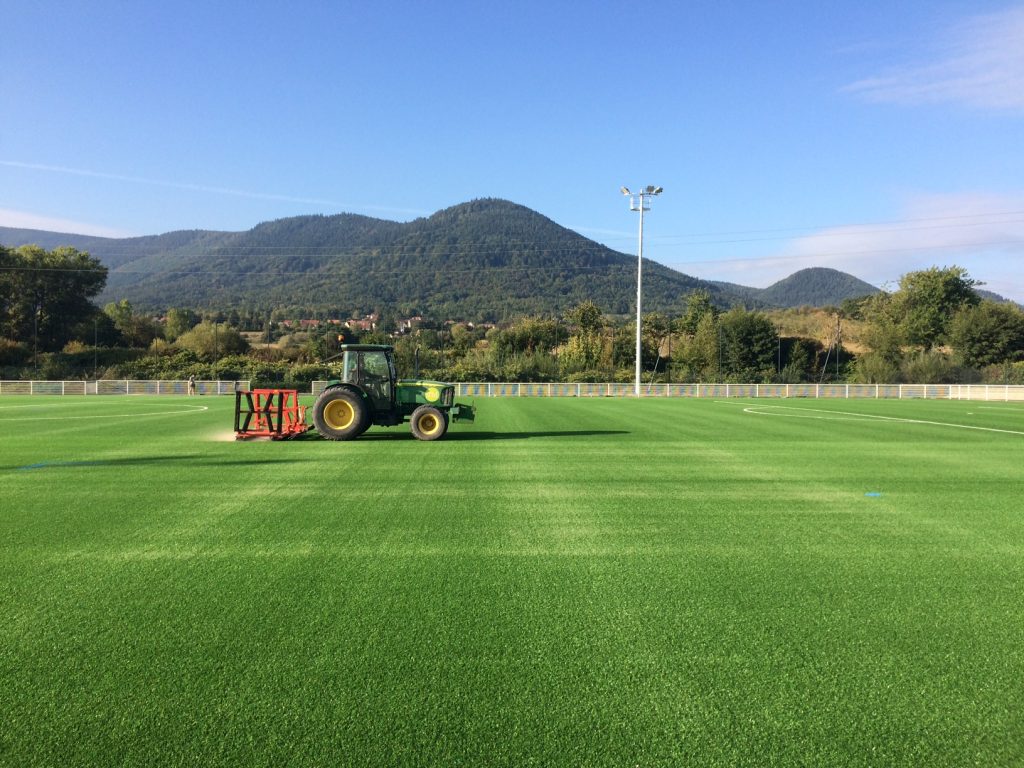 terrain de foot et tracteur