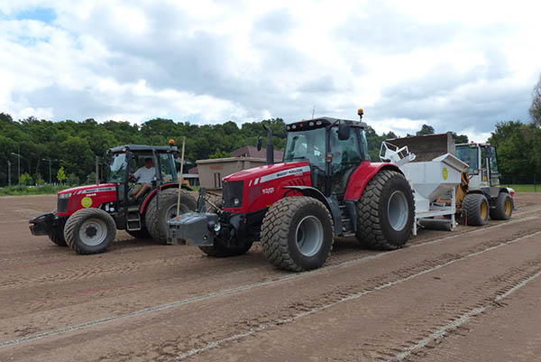 Fabrication du terrain de rugby