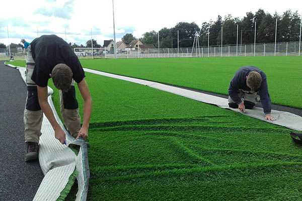 Pose du revêtement du terrain de foot