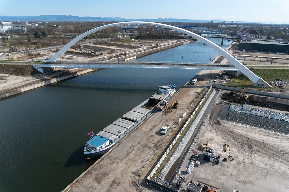 péniche à côté d'un chantier