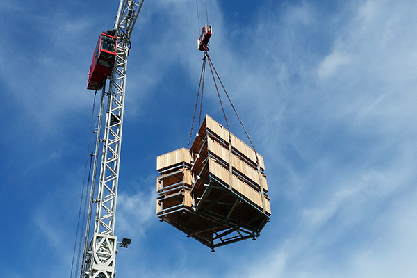 bancs portés par une grue