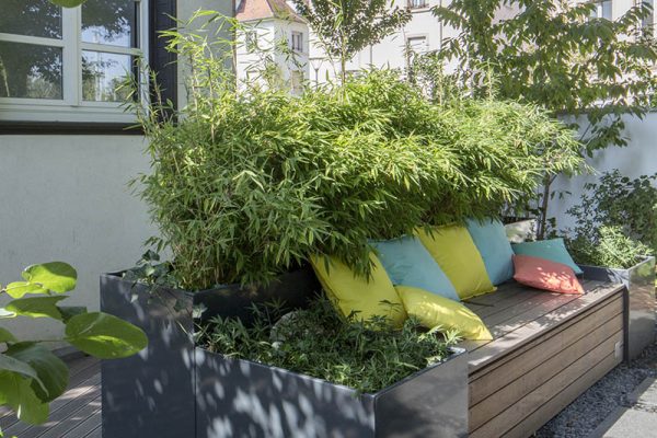 banquette colorée dans un jardin