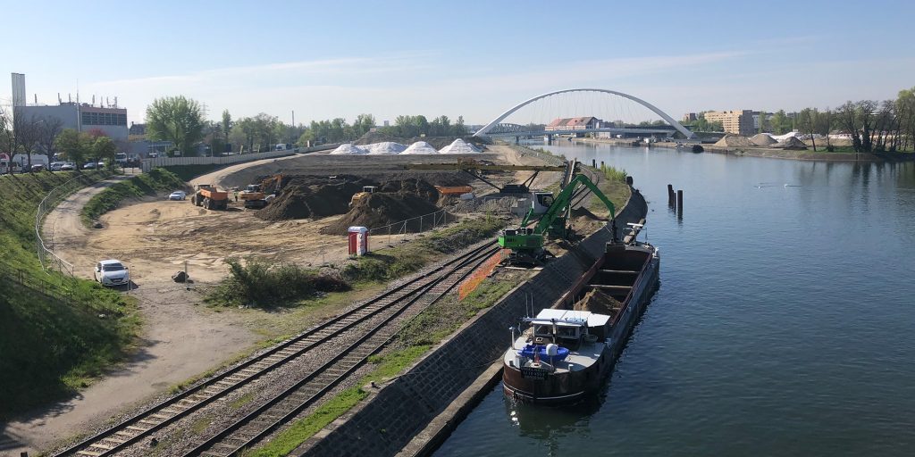 péniche avec un pont en arrière plan