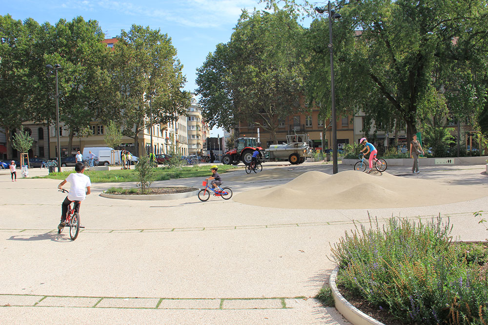 enfants sur la place
