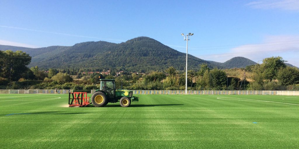 Entretien de la pelouse du terrain de foot