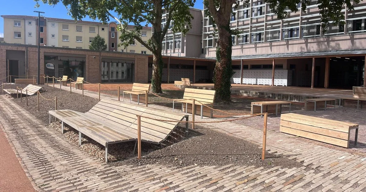 Briques de réemploi en calepinage et mobilier bois dans la cour du collège du Neuhof à Strasbourg